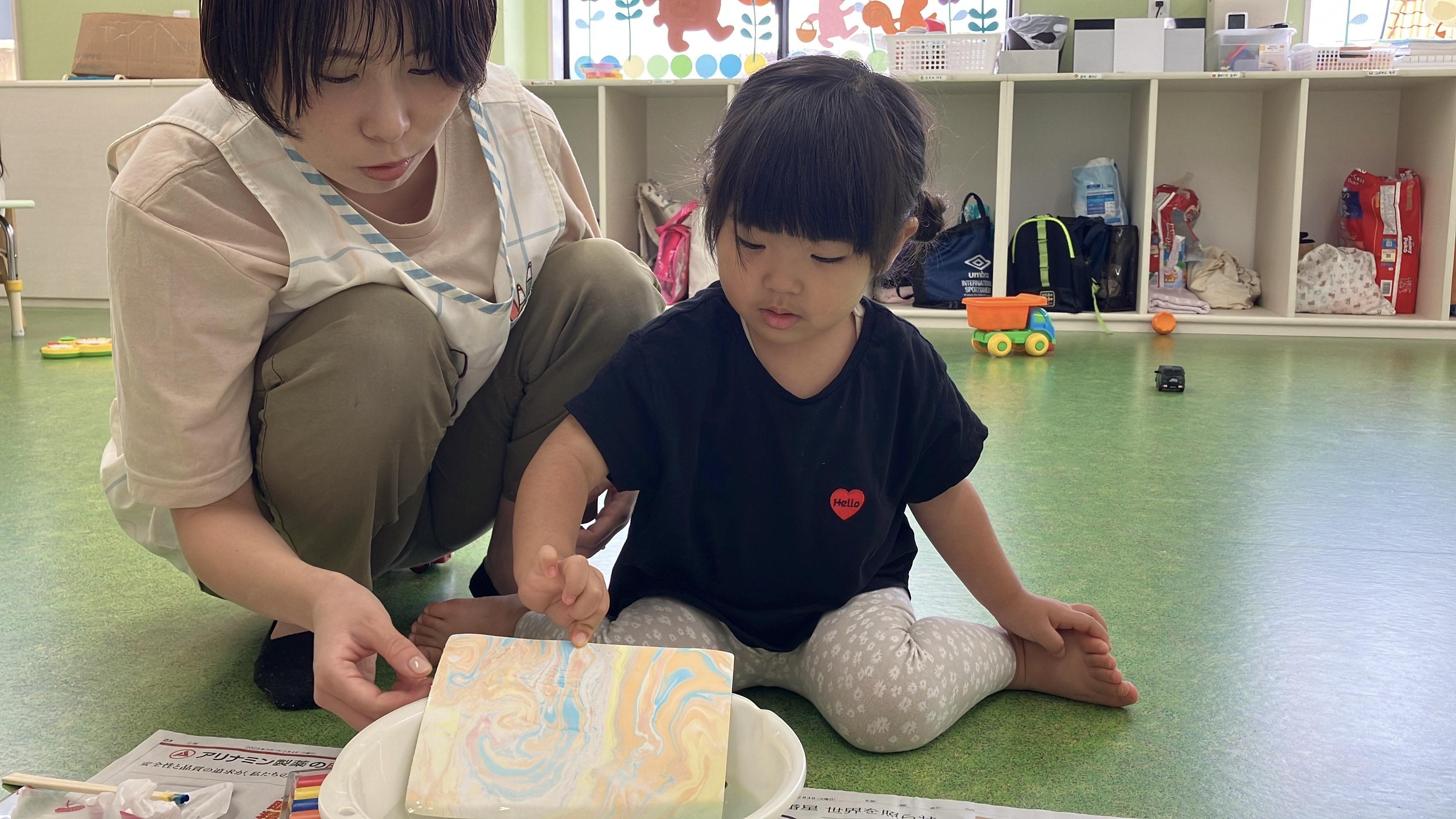 ふれんどぱーくでマーブリングの制作を行いました